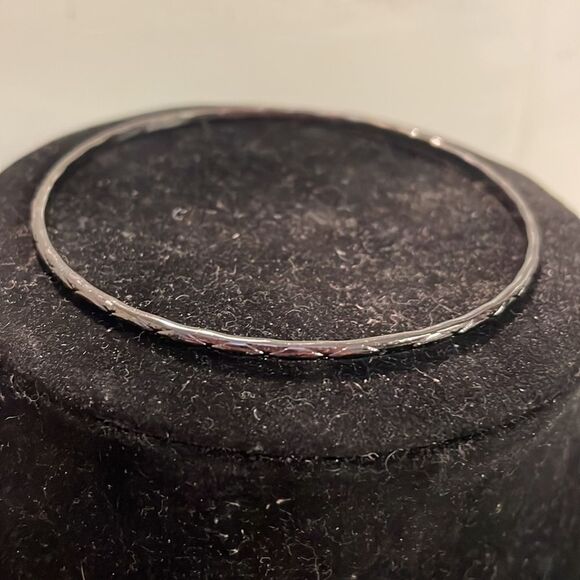 7.5” retro-1990s-solid gunmetal gray diamond textured stackable bangle bracelet - Picture 5 of 9